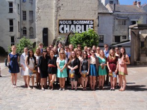 A group photo in front of 'Nous Sommes Charlie'